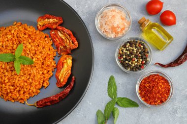 Tabakta domates sosu bulunan geleneksel Türk bulgur pilavı (Türkçe adı; meyhane pilavi))