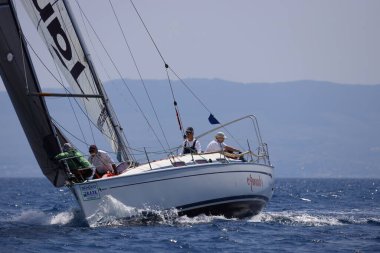 Bodrum, Hindi. 07 Mayıs 2023: Ege Denizi 'nin mavi sularında, ünlü tatil beldesi Bodrum' un kıyılarında yelkenliler rüzgarlı havada yelken açıyor.