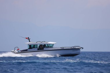 Bodrum, Hindi. 07 Mayıs 2023: Lüks tekneler hafta sonu Türkiye 'nin en sevdiği tatil merkezi olan Bodrum' da Ege Denizi 'nde geziyorlar..