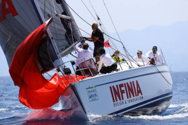 Bodrum, Hindi. 07 Mayıs 2023: Ege Denizi 'nin mavi sularında, ünlü tatil beldesi Bodrum' un kıyılarında yelkenliler rüzgarlı havada yelken açıyor.