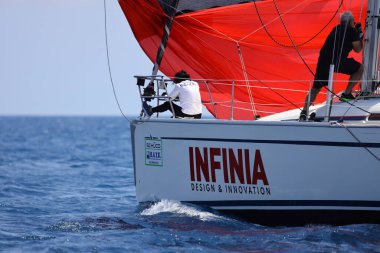 Bodrum, Hindi. 07 Mayıs 2023: Ege Denizi 'nin mavi sularında, ünlü tatil beldesi Bodrum' un kıyılarında yelkenliler rüzgarlı havada yelken açıyor.