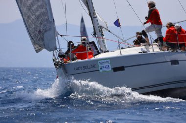 Bodrum, Hindi. 07 Mayıs 2023: Ege Denizi 'nin mavi sularında, ünlü tatil beldesi Bodrum' un kıyılarında yelkenliler rüzgarlı havada yelken açıyor.