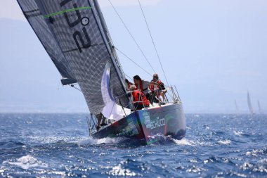 Bodrum, Hindi. 07 Mayıs 2023: Ege Denizi 'nin mavi sularında, ünlü tatil beldesi Bodrum' un kıyılarında yelkenliler rüzgarlı havada yelken açıyor.