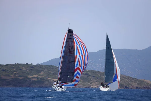 トルコのボドルム 2023年5月7日 エーゲ海の青い海 有名な休日の目的地の海岸で風の強い天候で帆船ボドルム — ストック写真