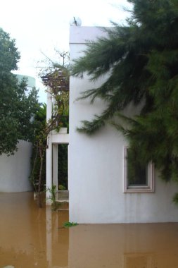 Bodrum, Mugla, Türkiye. 02 Ocak 2014: Popüler tatil beldesi Bodrum 'a yağan sağanak yağmur küçük çaplı bir sel yarattı. Yollardaki bazı evler ve arabalar sel sularında sıkıştı..