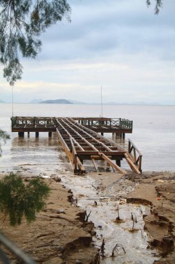 Bodrum, Mugla, Türkiye. 02 Ocak 2014: Popüler tatil beldesi Bodrum 'a yağan sağanak yağmur küçük çaplı bir sel yarattı. Yollardaki bazı evler ve arabalar sel sularında sıkıştı..