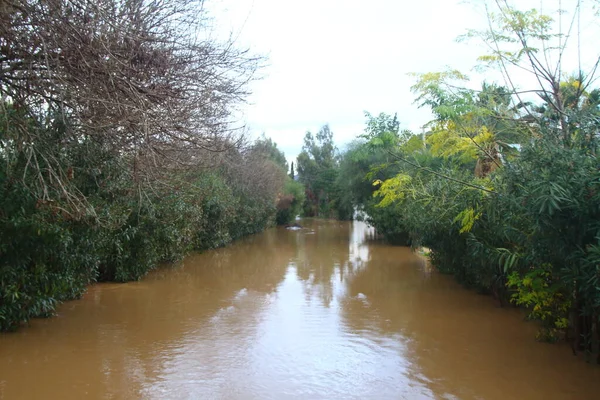 Bodrum Mugla Turkey 2014年1月2日 大雨倾盆 造成了一场小规模的洪水 道路上的一些房屋和汽车陷在洪水中 — 图库照片