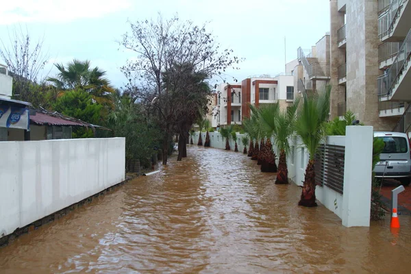 Bodrum Mugla Turkey 2014年1月2日 大雨倾盆 造成了一场小规模的洪水 道路上的一些房屋和汽车陷在洪水中 — 图库照片
