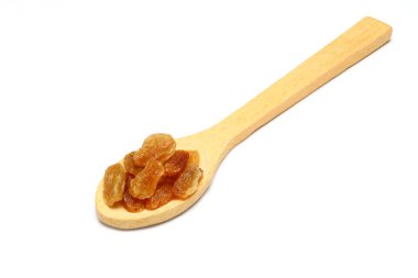 Tahta kaşıkta kahverengi kuru üzümler beyaz arka planda izole edilmiş ve kırpma yolu var. Üst Manzara. Düz yatıyordu
