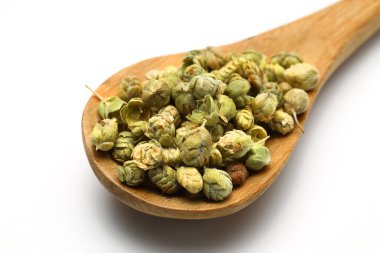  Tahta kaşıkta beyaz bir arka planda izole edilmiş Oregano..