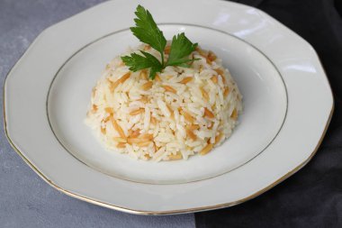 Geleneksel Türk Pirinci Pilav. Sade Pilaf Porsiyon Servisi. Organik yiyecekler. Türk usulü pirinç pilavı (Türkçe adı, sehriyeli pirinc pilavi)