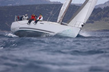 Bodrum, Hindi. 16 Nisan 2023: Yelkenliler Ege Denizi 'nin mavi sularında, ünlü tatil beldesi Bodrum' un kıyılarında rüzgarlı havada yelken açıyor..
