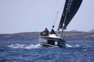 Bodrum, Hindi. 16 Nisan 2023: Yelkenliler Ege Denizi 'nin mavi sularında, ünlü tatil beldesi Bodrum' un kıyılarında rüzgarlı havada yelken açıyor..