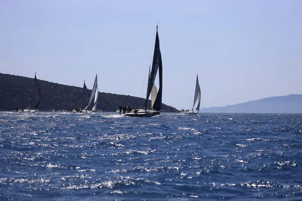 トルコのボドルム 2023年4月16日 エーゲ海の青い海 有名な休日の目的地の海岸で風の強い天候で帆船ボドルム — ストック写真