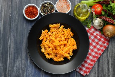 Domates soslu Fusilli makarna. gri arka plan. İtalyan gıda konsepti