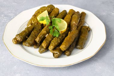 Haşlanmış yapraklı lahana dolması, geleneksel Türk türkü Karadeniz bölgesi yiyeceği, sarma, dolma. (Seçici Odaklanma)