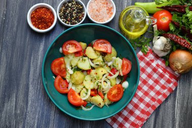 Türk usulü yemek; patates salatası, patates salatası