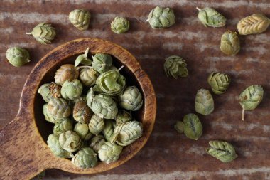 Tahta bambu kaşıkta ezilmiş kekik (kekik) baharatı. Sağlıklı beslenme konsepti. Seçici Odaklanma.