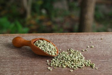 Tahta bambu kaşıkta ezilmiş kekik (kekik) baharatı. Sağlıklı beslenme konsepti. Seçici Odaklanma.