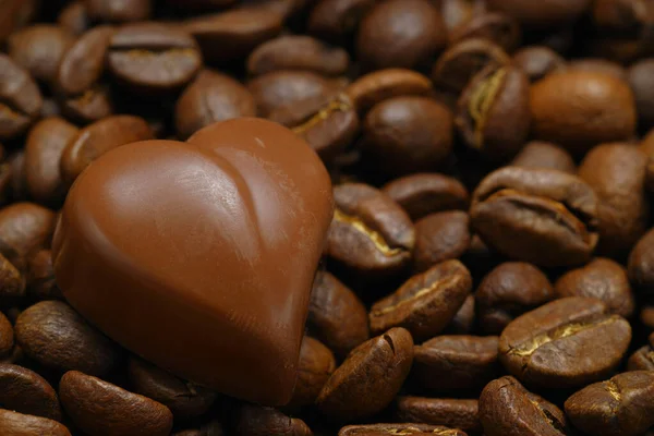 Petit Chocolat Forme Coeur Sur Les Grains Café Gros Plan — Photo