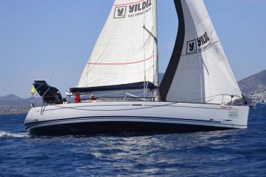 Bodrum, Hindi. 16 Nisan 2023: Yelkenliler Ege Denizi 'nin mavi sularında, ünlü tatil beldesi Bodrum' un kıyılarında rüzgarlı havada yelken açıyor..