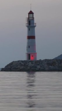 Eyalet sahilindeki deniz feneri. Sosyal medya için dikey video.