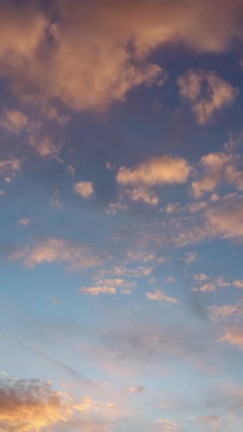 Czas Upływa Piękne Błękitne Niebo Chmurami Tła Chmury Nieba Pionowe — Wideo stockowe