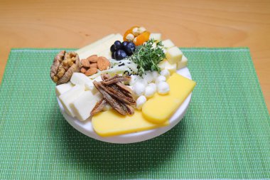 Üzümlü, reçelli, abur cuburlu, krakerli, cevizli ve sarmaşıklı nefis peynir karışımı. Akşam yemeği ya da aperatif konsepti. Nefis peynir tabağı, şarap tabağı..