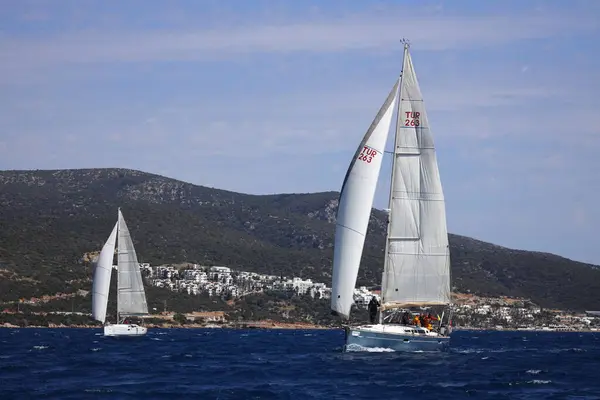 トルコのボドルム 2023年4月16日 エーゲ海の青い海 有名な休日の目的地の海岸で風の強い天候で帆船ボドルム — ストック写真