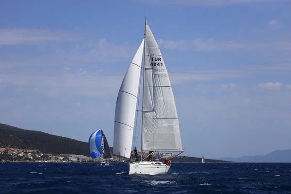 土耳其 Bodrum 2023年4月16日 帆船在爱琴海蓝色水域的大风天气中航行 — 图库照片