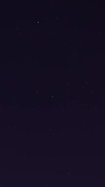 在夜空中移动星迹的时间 俯瞰着银河系的星星 其前景是一座山顶 大自然 夏日风景 Perseid流星雨观测 — 图库视频影像