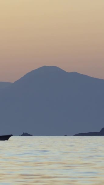 日落后黄昏巡航的船 社交媒体的垂直视频 — 图库视频影像