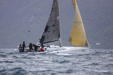 Bodrum, Hindi. 02 Nisan 2023: Ege Denizi 'nin mavi sularında, ünlü tatil beldesi Bodrum' un kıyılarında yelkenliler rüzgarlı havada yelken açıyor.