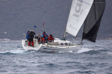 Bodrum, Hindi. 02 Nisan 2023: Ege Denizi 'nin mavi sularında, ünlü tatil beldesi Bodrum' un kıyılarında yelkenliler rüzgarlı havada yelken açıyor.