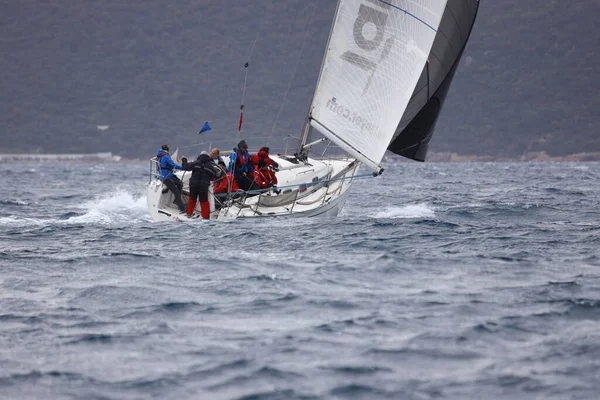 トルコのボドルム 2023年4月2日 エーゲ海の青い海 有名な休日の目的地の海岸で風の強い天候で帆船ボドルム — ストック写真