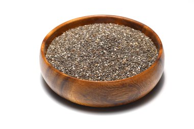 Tahta kaşıkta Chia tohumları. Omega 3 yağ asitleri bakımından zengin sağlıklı süper yiyecekler. Kuru, sağlıklı, doğal bileşen. Chia taneleri düşüyor.