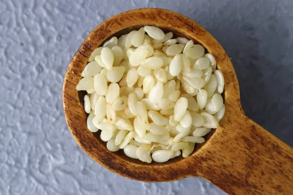 Närbild Sesammjöl Och Sesamfrön Träsked Alternativ Typ Mjöl Glutenfri Produkt — Stockfoto
