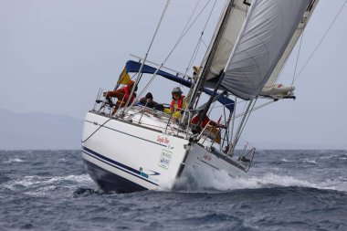 Bodrum, Hindi. 02 Nisan 2023: Ege Denizi 'nin mavi sularında, ünlü tatil beldesi Bodrum' un kıyılarında yelkenliler rüzgarlı havada yelken açıyor.