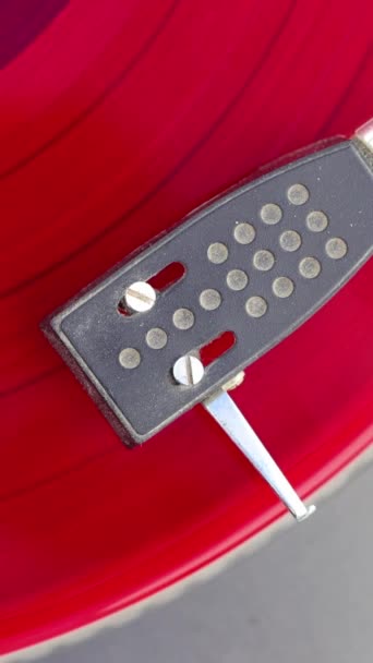 クリッピングパスを持つ古いレッドビニールレコード Turntable Vinyl Record Playing Top View ターンテーブルの針で閉じます ソーシャルメディアのための垂直ビデオ — ストック動画