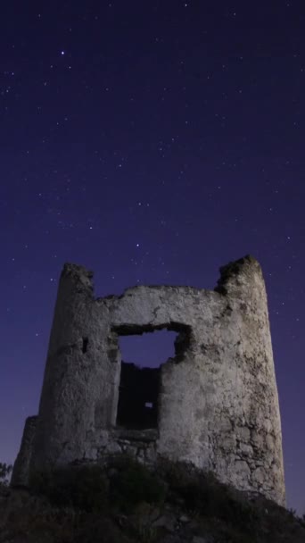 Molino Viento Ruinas Cielo Nocturno Startrails Timelapse Vídeo Vertical Para — Vídeos de Stock