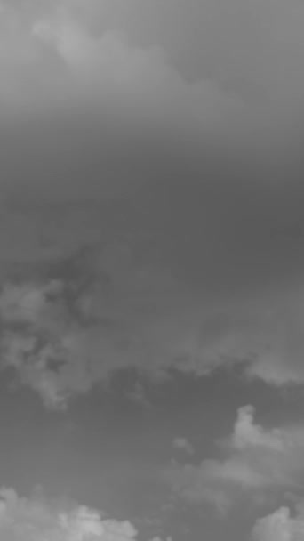 Проміжок Часу Красиве Блакитне Небо Фоном Хмар Небесні Хмари Вертикальне — стокове відео