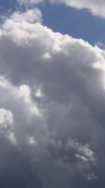 Bulutları olan güzel mavi gökyüzü. Gökyüzü bulutları. Sosyal medya için dikey video.