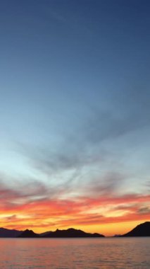 Deniz kenti Turgutreis ve muhteşem gün batımları. Sosyal medya için dikey video.