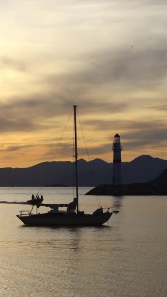 日落时的海景海岸的灯塔 海滨城市图尔古崔斯和壮观的日落 社交媒体的垂直视频 — 图库视频影像