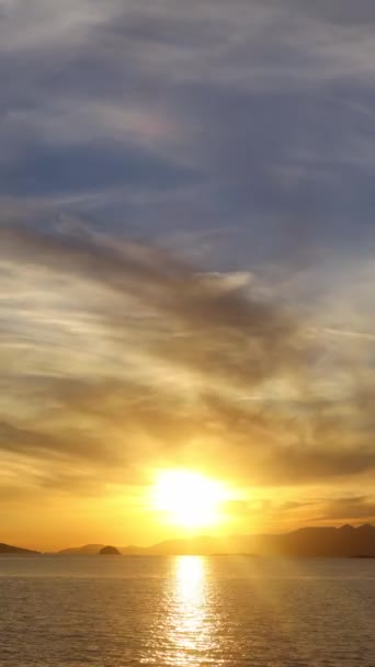 海滨城市图尔古崔斯和壮观的日落 社交媒体的垂直视频 — 图库视频影像