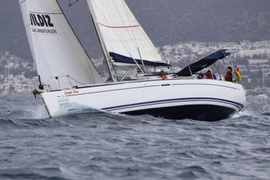 Bodrum, Hindi. 01 Nisan 2023: Ege Denizi 'nin mavi sularında, ünlü tatil beldesi Bodrum' un kıyılarında, rüzgarlı havada yelkenliler yelken açıyor.
