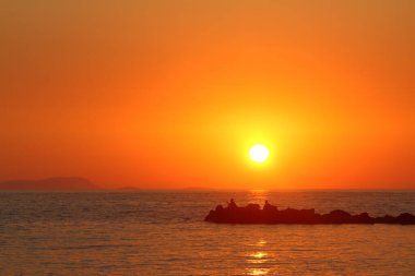 Bodrum, Mugla, Türkiye. 3 Temmuz 2020: Ünlü tatil beldesi Bodrum 'da turistler gün batımında balık tutarak vakit geçirir.