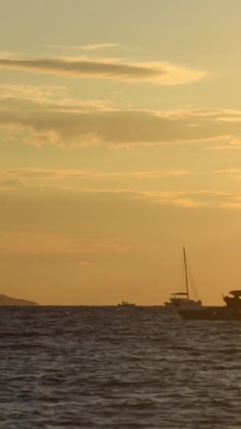 Veleiro Mar Nascer Sol Dourado Sobre Mar Iate Navegando Hora — Vídeo de Stock