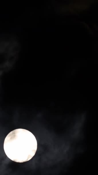Detailní Obraz Úplňku Úplněk Proti Černé Noční Obloze Mraky Proplouvají — Stock video