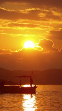 Deniz kenti Turgutreis ve muhteşem gün batımları. Bodrum, Hindi. Sosyal medya için dikey video.